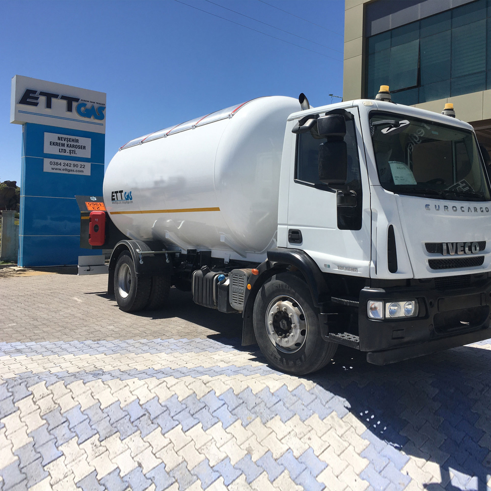 LPG TRANSPORT TANK ON TRUCK